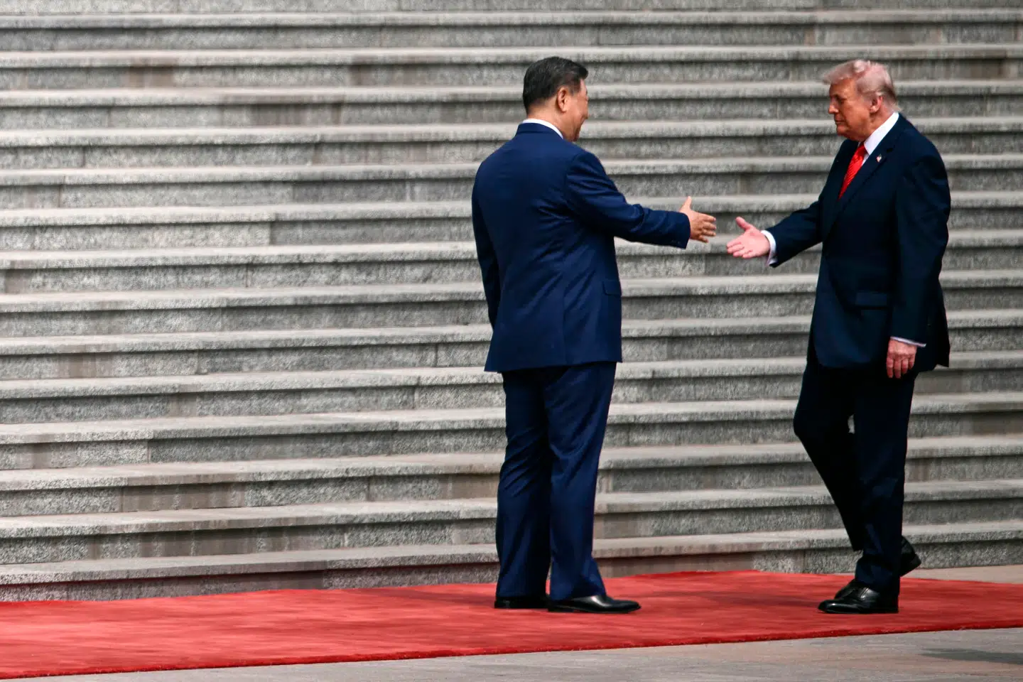 Xi og Trump hilser på hinanden ved velkomstceremonien i anledningen af den amerikanske præsidents besøg i Kina.