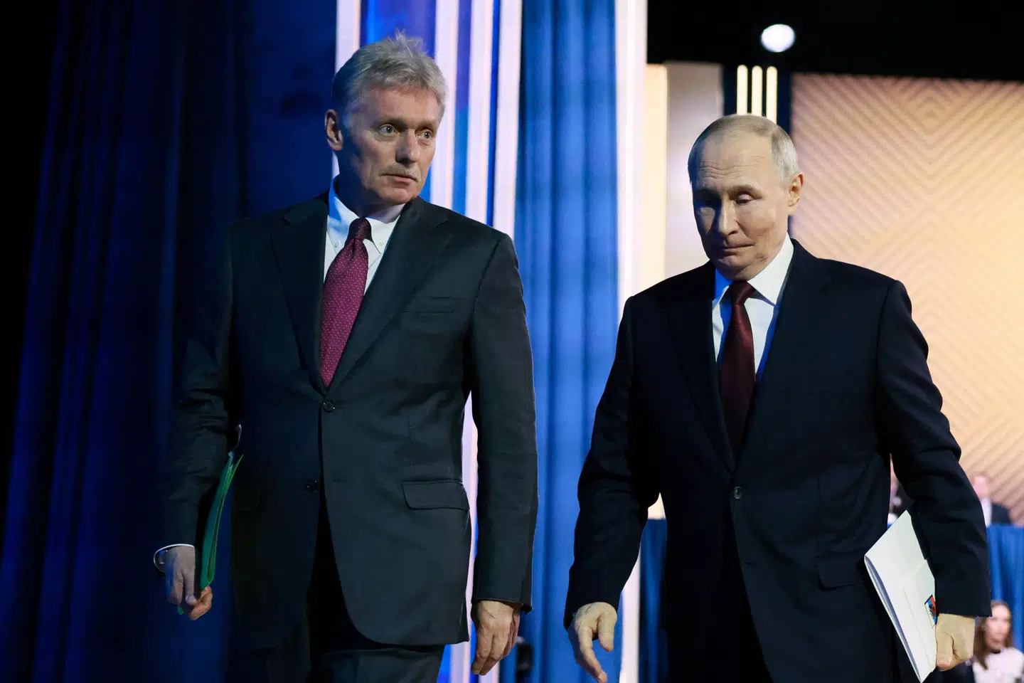 Her ses Dmitrij Peskov med Vladimir Putin i december sidste år.