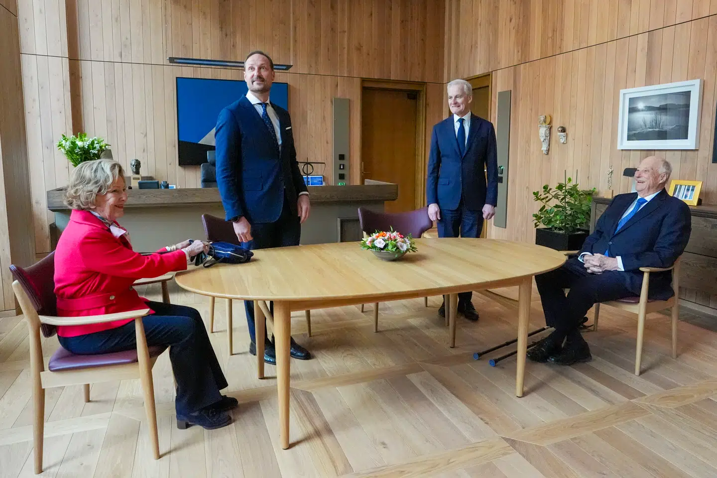 Kong Harald besøgte så sent som i tirsdag den norske statsminister Jonas Gahr Støre på hans kontor sammen med hustruen dronning Sonja og sønnen kronprins Haakon i forbindelse med det nye regeringskvartal.