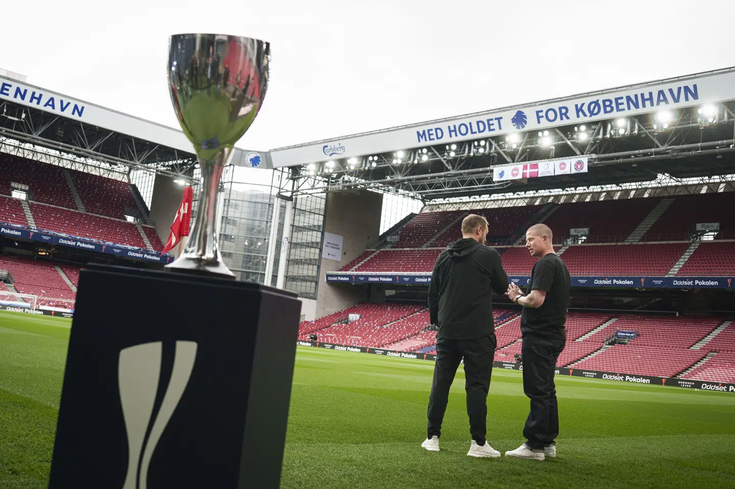FC Københavns cheftræner, Bo Svensson, og FC Midtjyllands cheftræner, Mike Tullberg, taler sammen dagen før pokalfinale. (Arkivfoto).