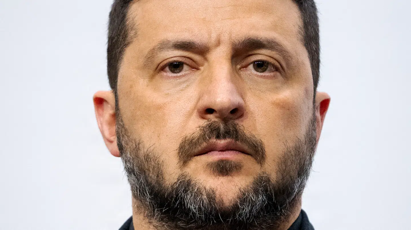 Volodymyr Zelenskyj bliver haglet ned af sin tidligere pressesekretær.