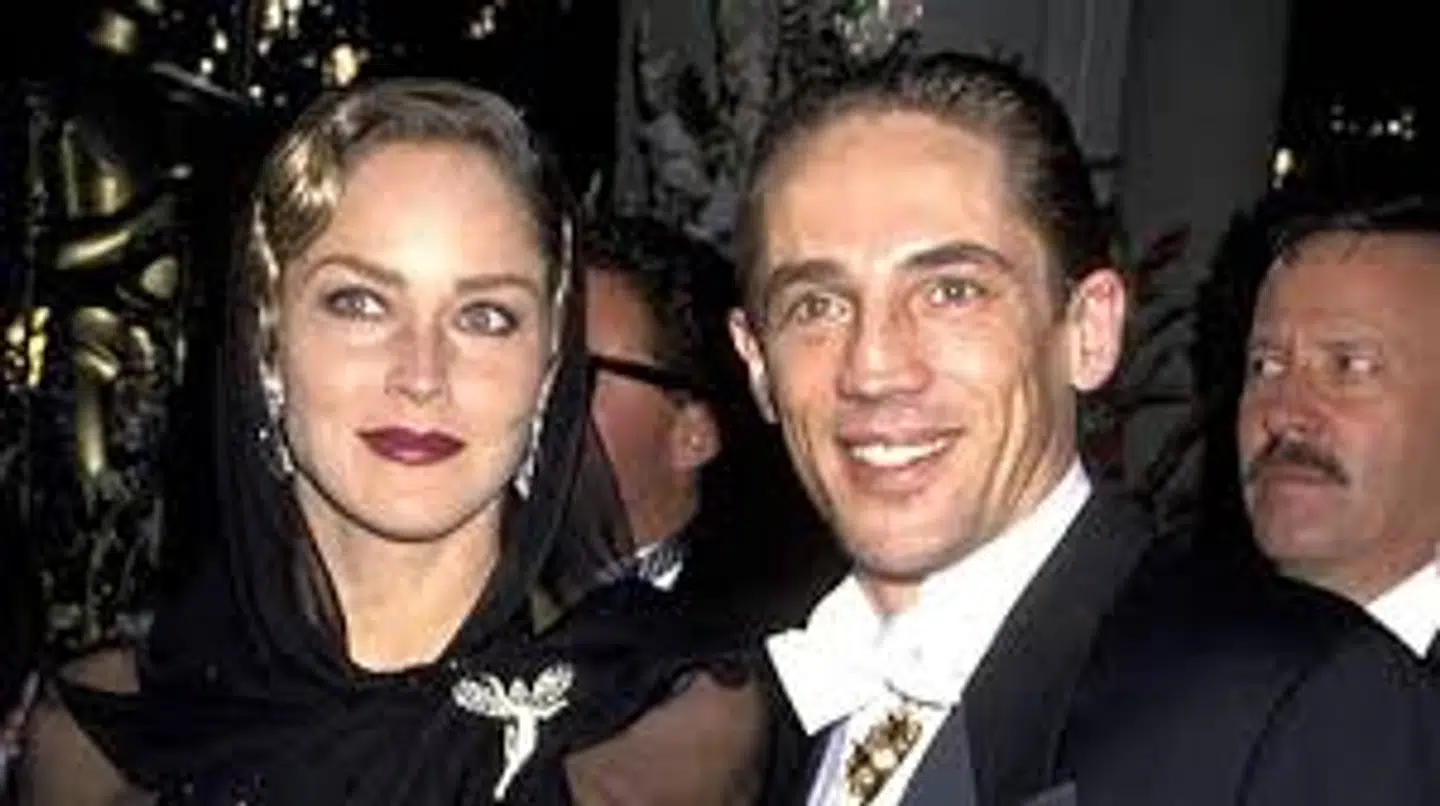 Sharon Stone og storebroren Mike Stone mødte flere gange op på den røde løber sammen - som her til Oscar-prisuddelingen i 1994. Foto: IMDb / Getty