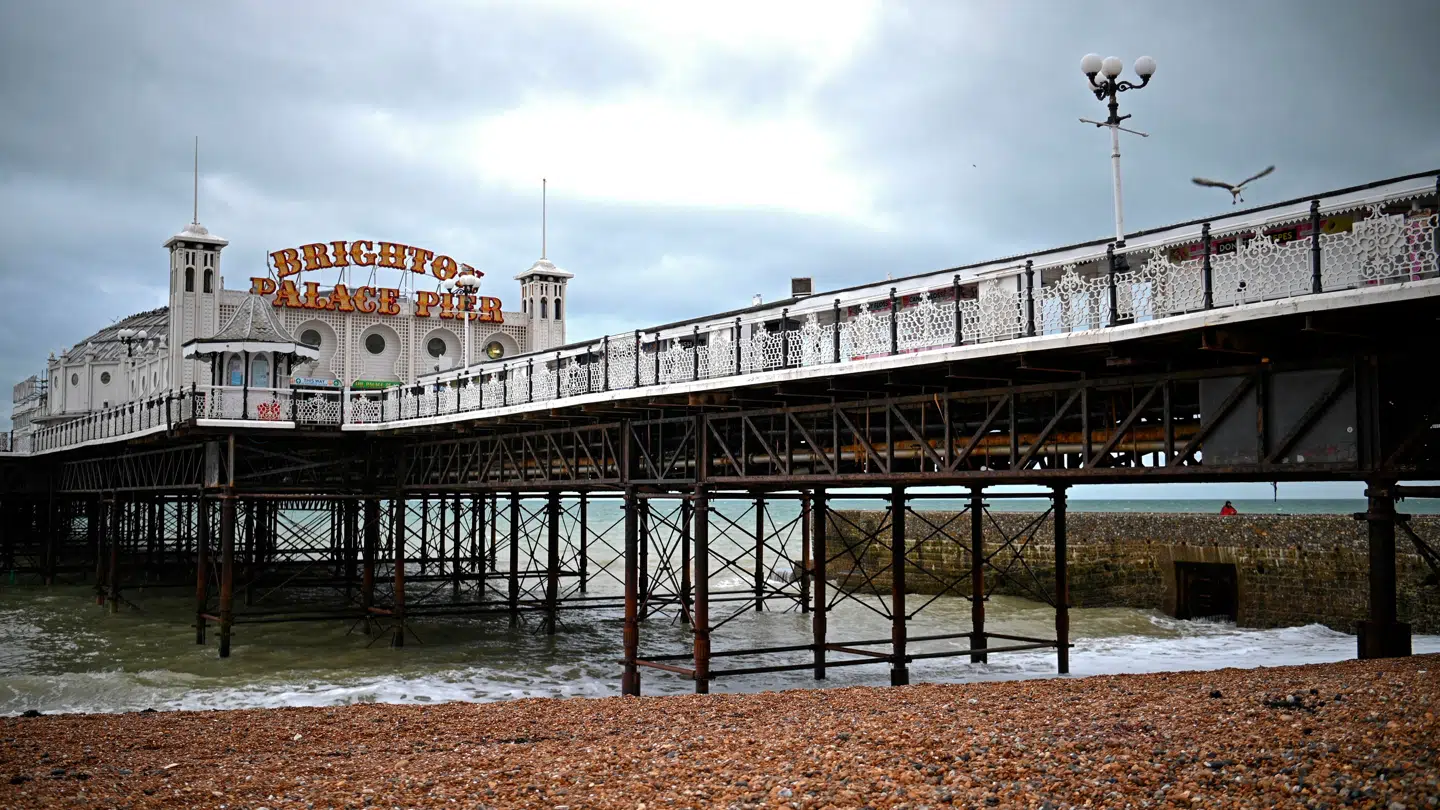 Kvinderne blev fundet nær Brighton Pier.