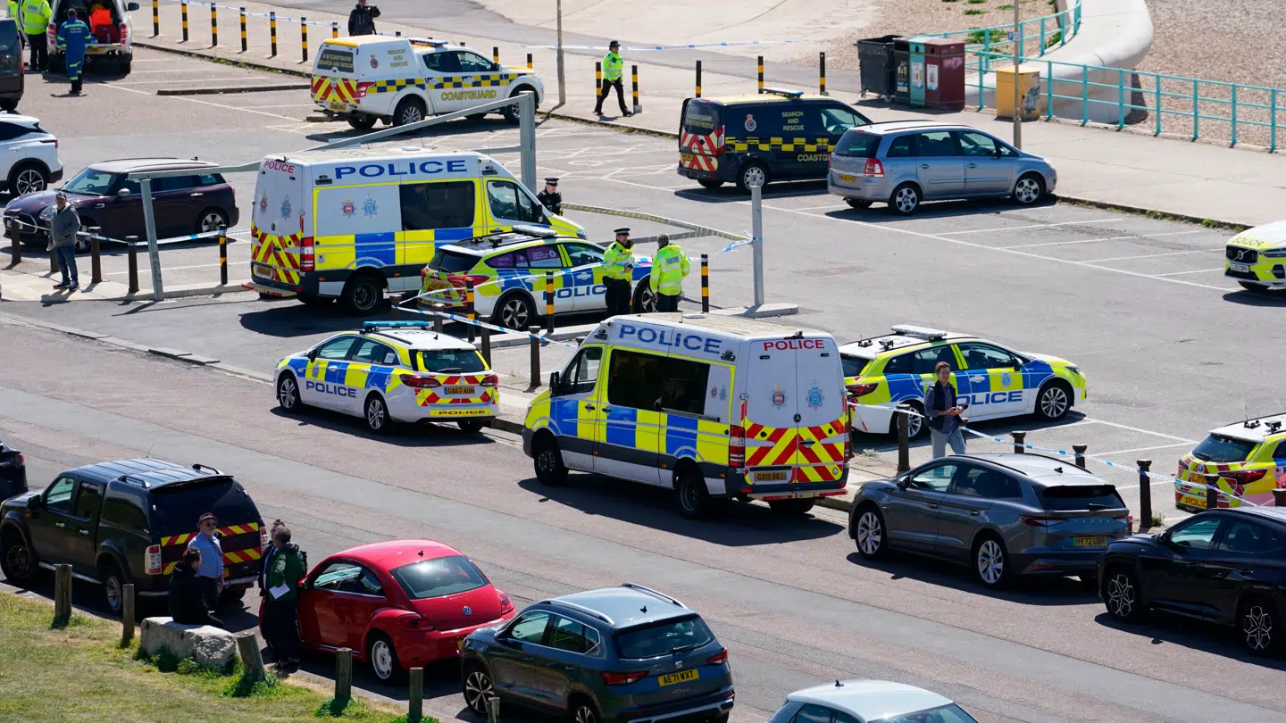 Redningsmandskab arbejdede onsdag på stedet ved Madeira Drive i Brighton. Ligene af tre kvinder blev bjærget fra havet ud for Brighton.
