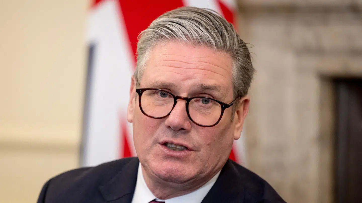 Den britiske premierminister, Kier Starmer, kæmper i disse dage for sin politiske overlevelse efter sidste uges katastrofevalg i Labour-partiet.