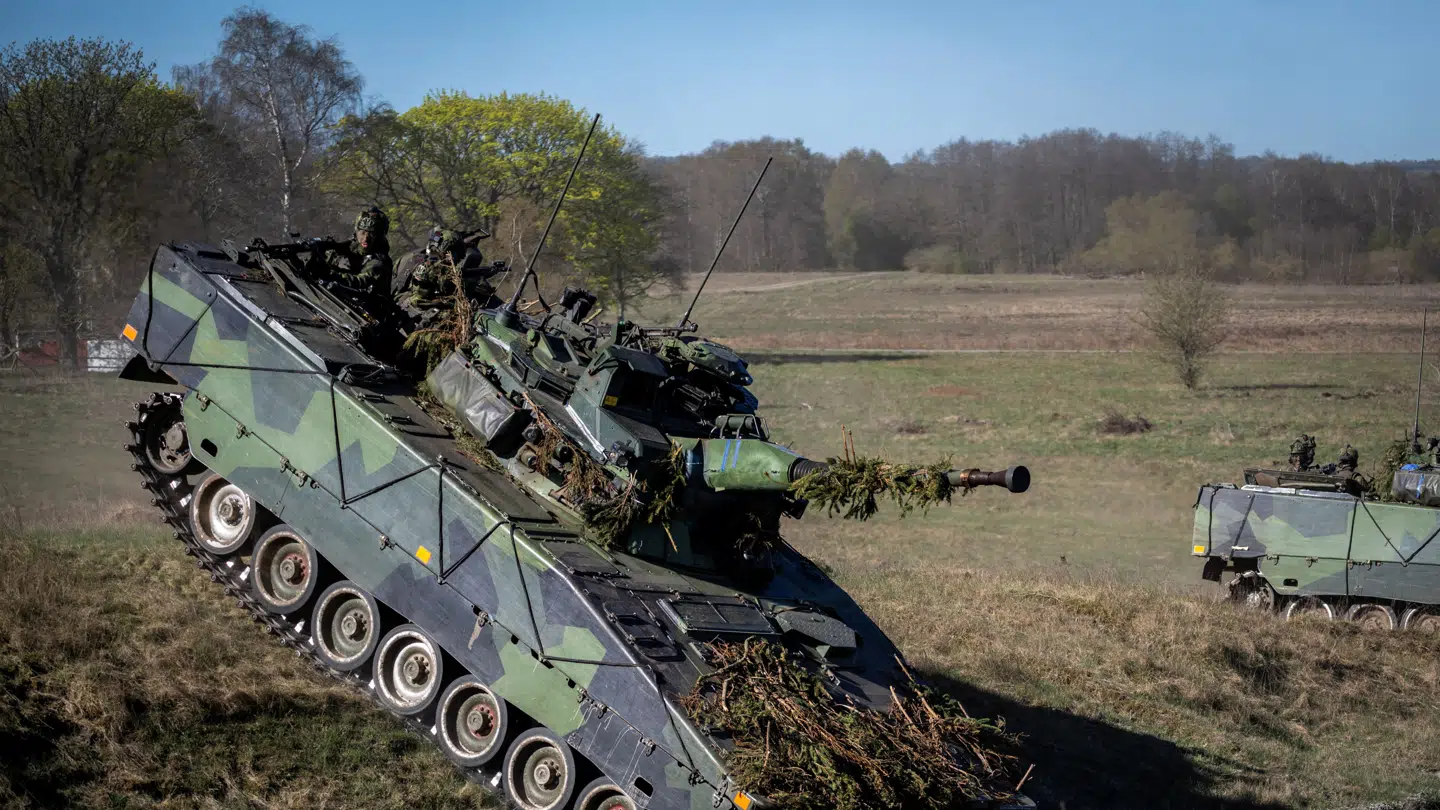 En svensk kampvogn i aktion under Aurora 26-øvelsen.