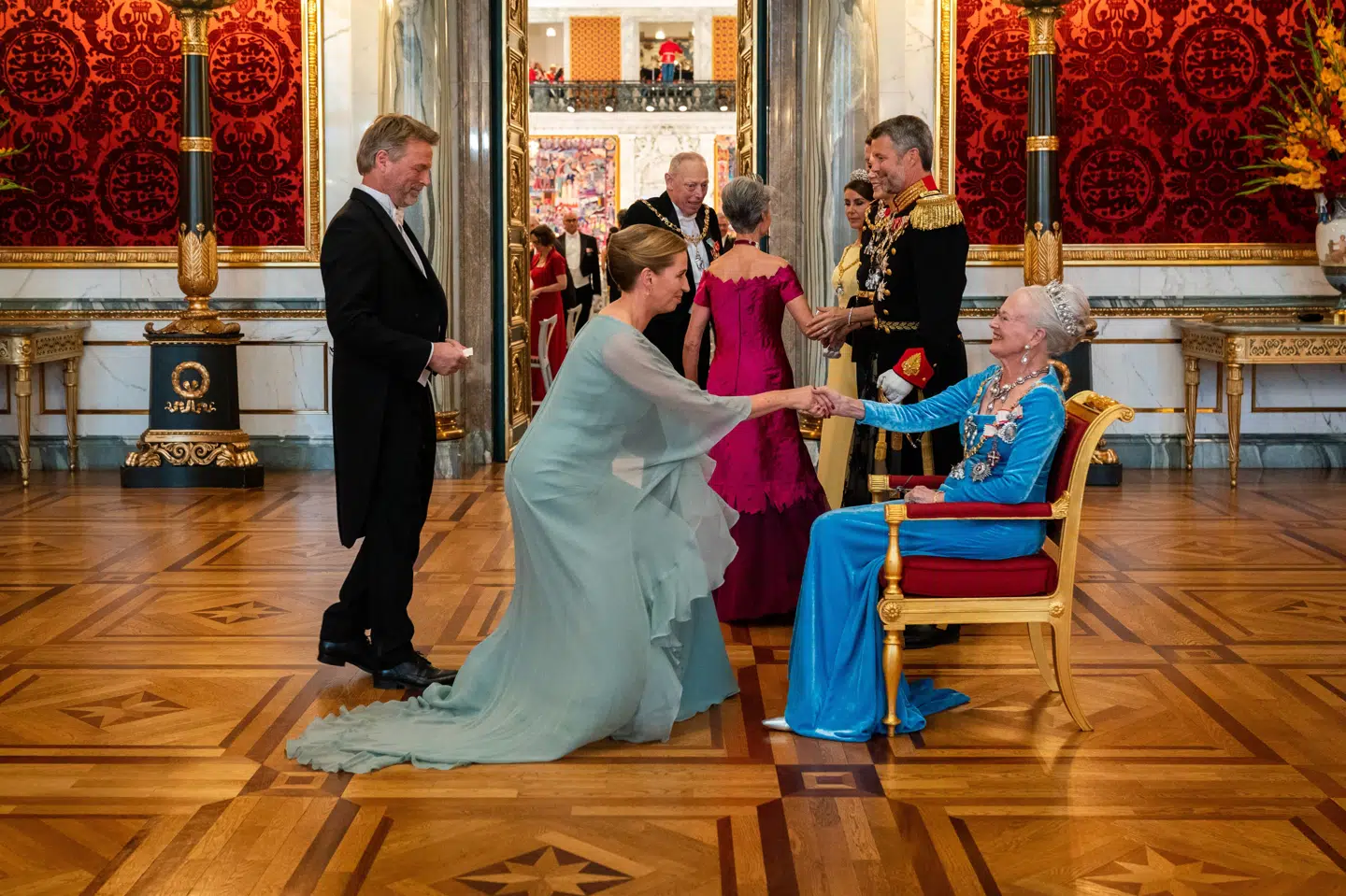 Mette Frederiksen, der her nejer for dronning Margrethe i 2022, er dybt berørt over nyheden om, at den 86-årige dronning er blevet indlagt med hjertekrampe. (Arkivfoto).