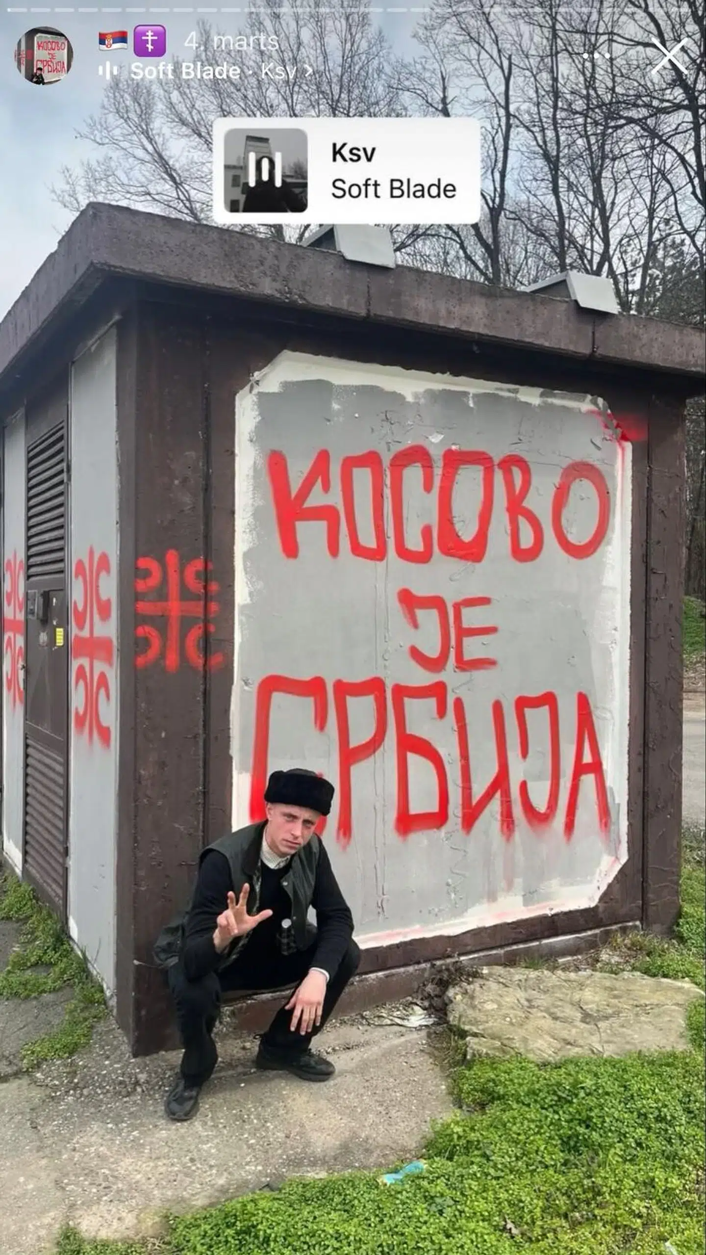 'Kosovo er Serbien' står der med rød graffiti skrevet på muren. Billedet har Frederik Lind Køppen selv delt med sine følgere på sin Instagram-profil.