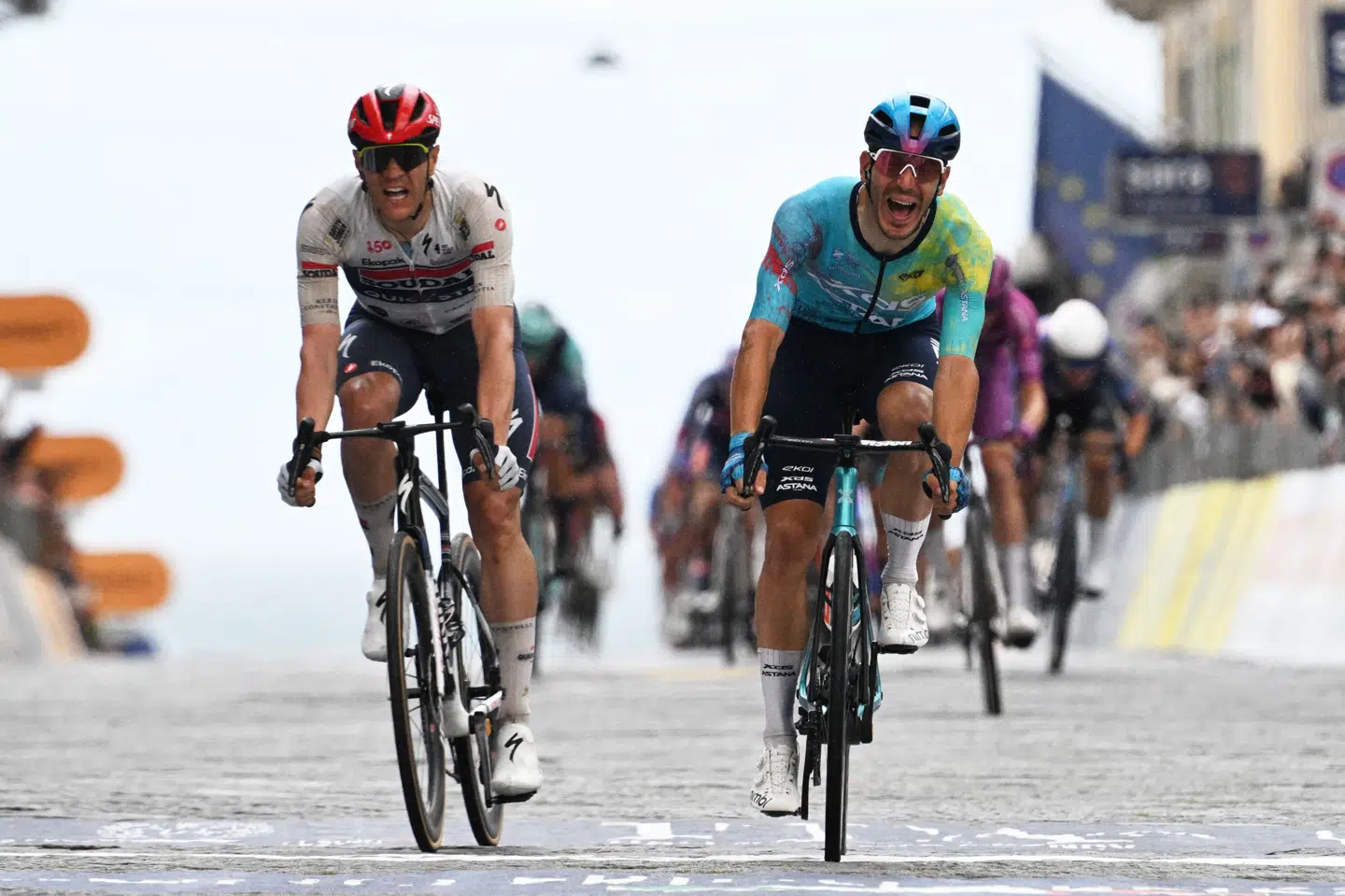 Davide Ballerini vandt etapen foran Jasper Stuyven.