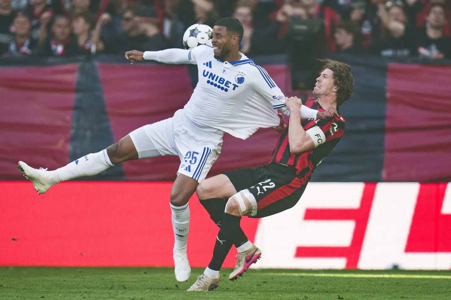 Mads Bech havde godt fat i FC Københavns Mathias Jørgensen undervejs i pokalfinalen.