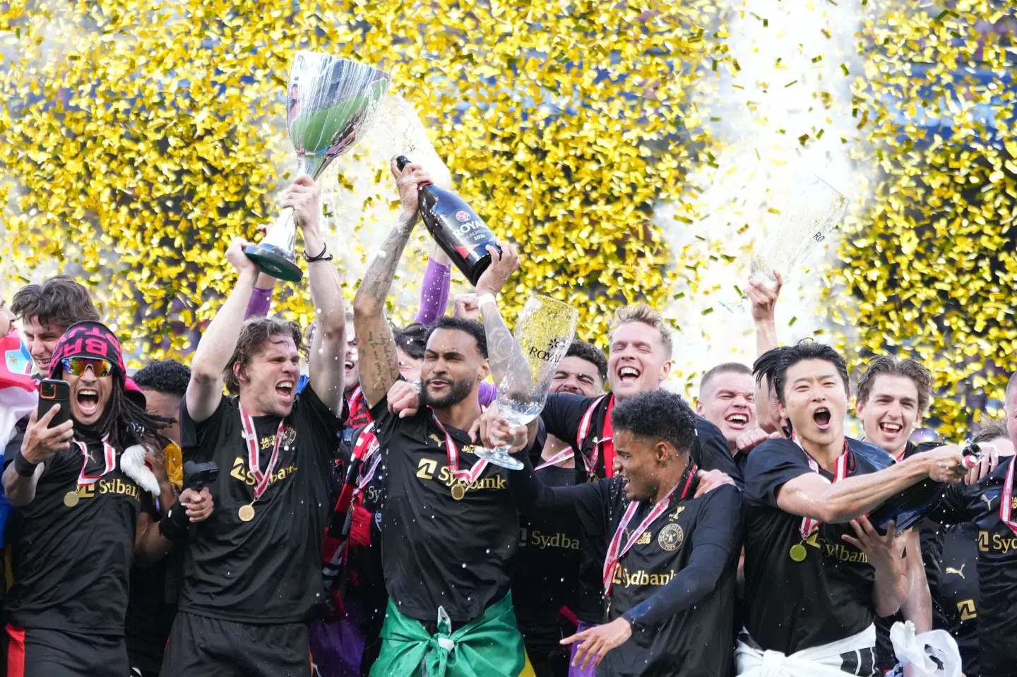 FC Midtjylland-anfører Mads Bech løfter pokalen efter midtjydernes sejr i finalen.