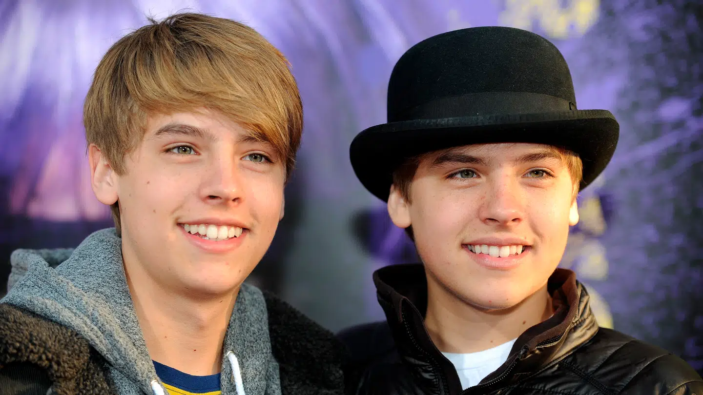 Dylan Sprouse (til højre) har ofte spillede overfor sin bror Cole Sprouse i på Disney Channel-serier- og film.