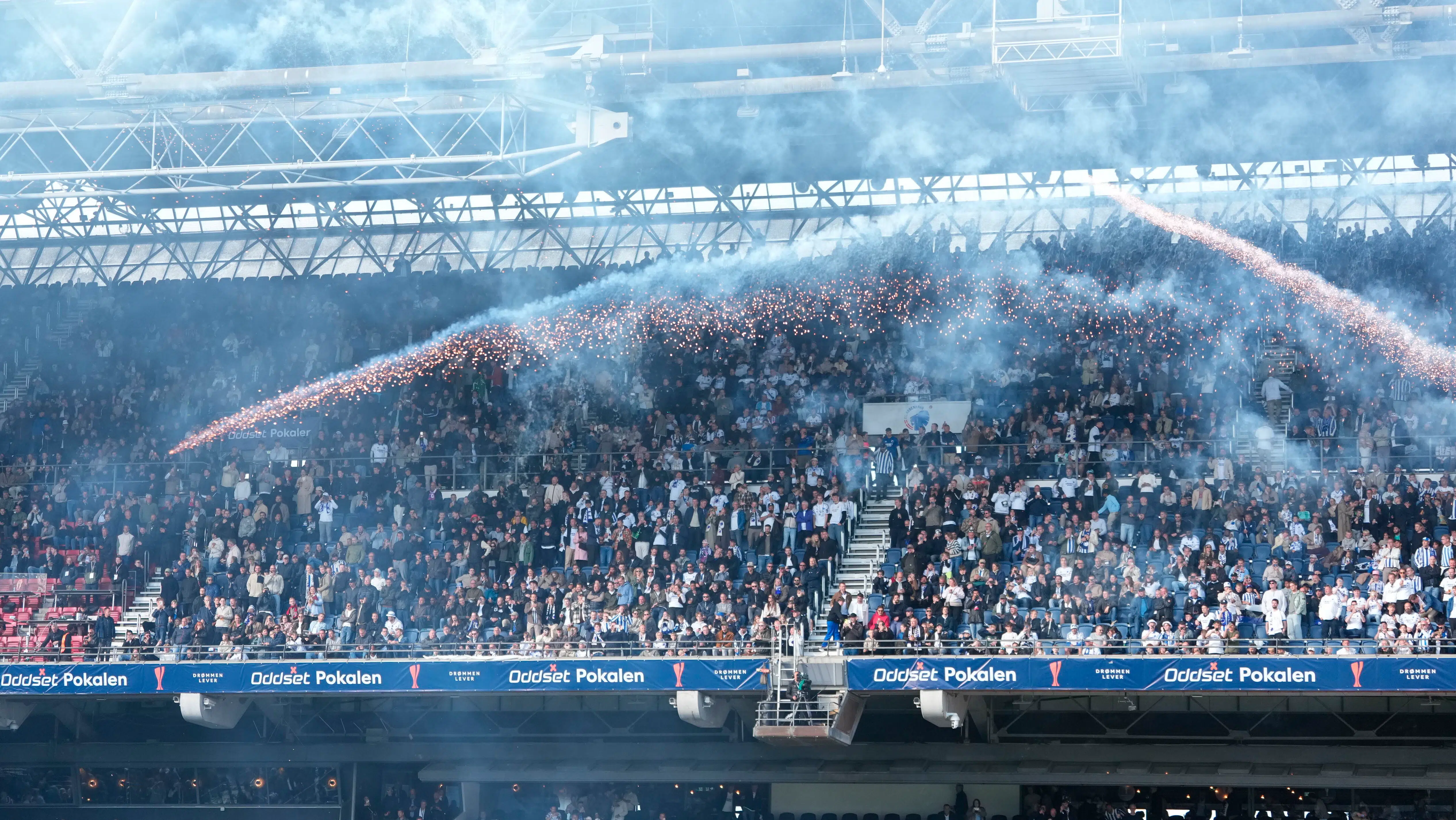 FCK-hooligans fyrede raketter af og afbrød finalen: 'Min søn blev bange'