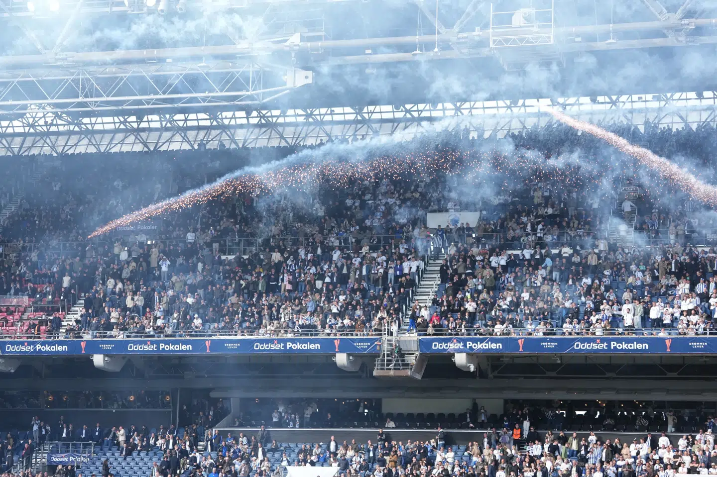 Der fløj raketter ind over banen fra FCK's fanafsnit kort før anden halvlegs start i pokalfinalen.