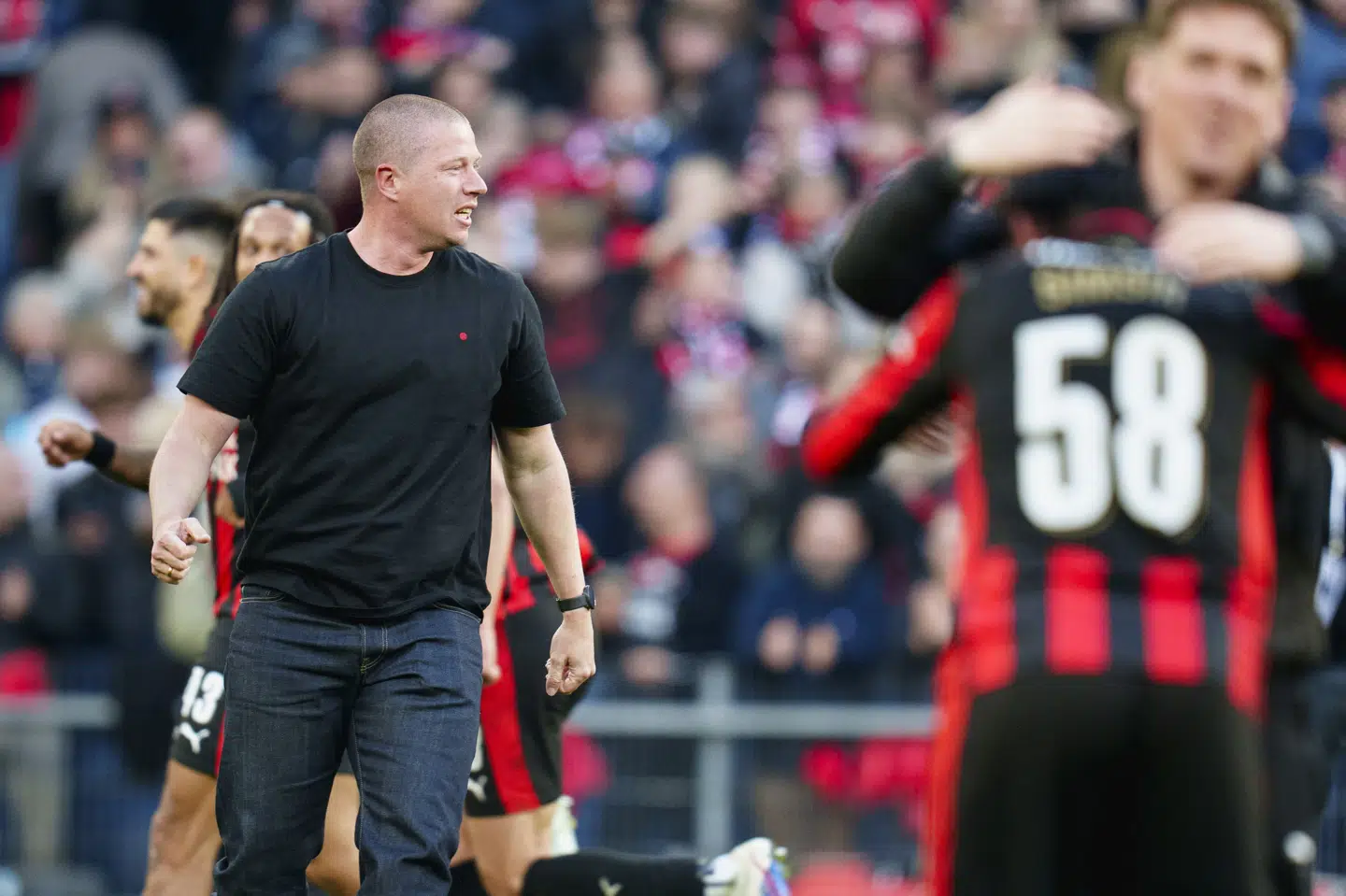 Mike Tullberg brød ud i en ellevild jubel efter FC Midtjyllands sejr i pokalfinalen.