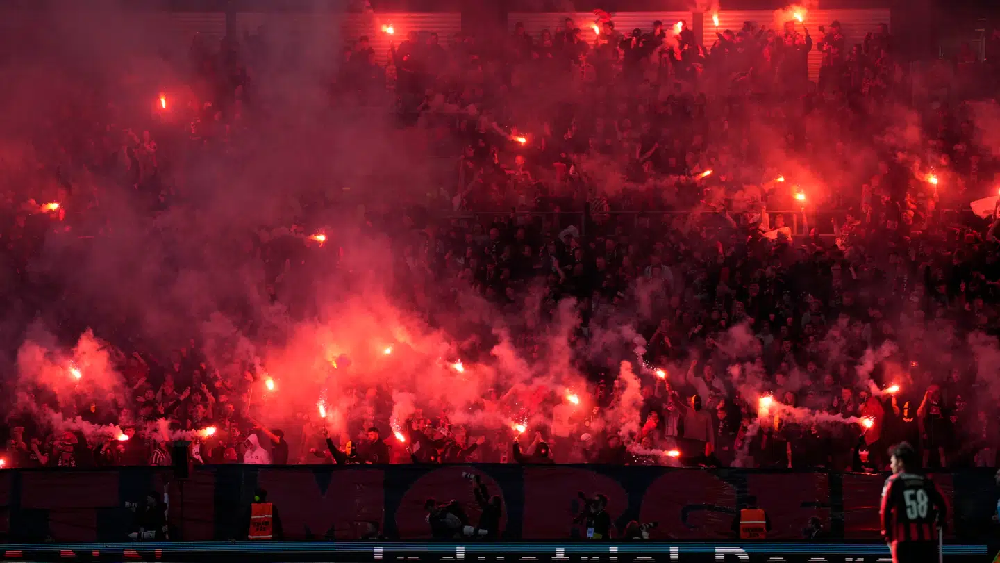 FC Midtjyllands fans startede kampen ud med at fyre pyroteknik af.