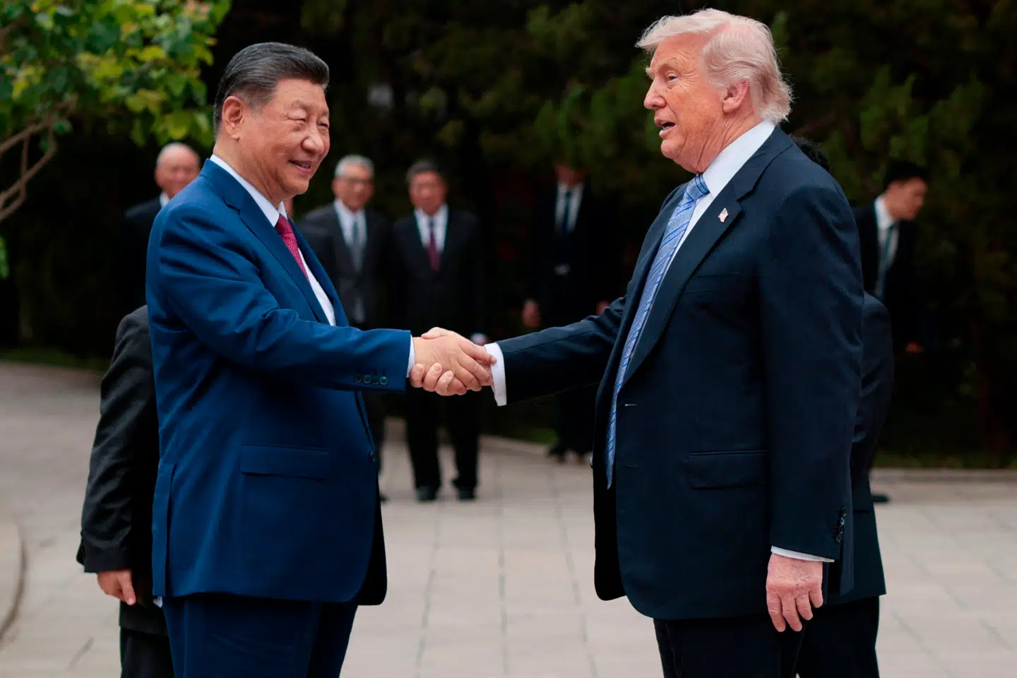 Donald Trump og Xi Jinpings håndtryk var langt, og det kan tyde på, at Kina gerne vil signalere enighed med USA, udtaler en ekspert til britiske Sky News.