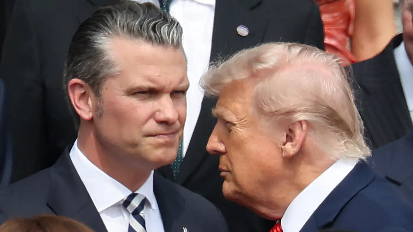 Forsvarsminister Pete Hegseth (tv.) har i de seneste dage været med USA-præsident Donald Trump (th.) på besøg i Kina.