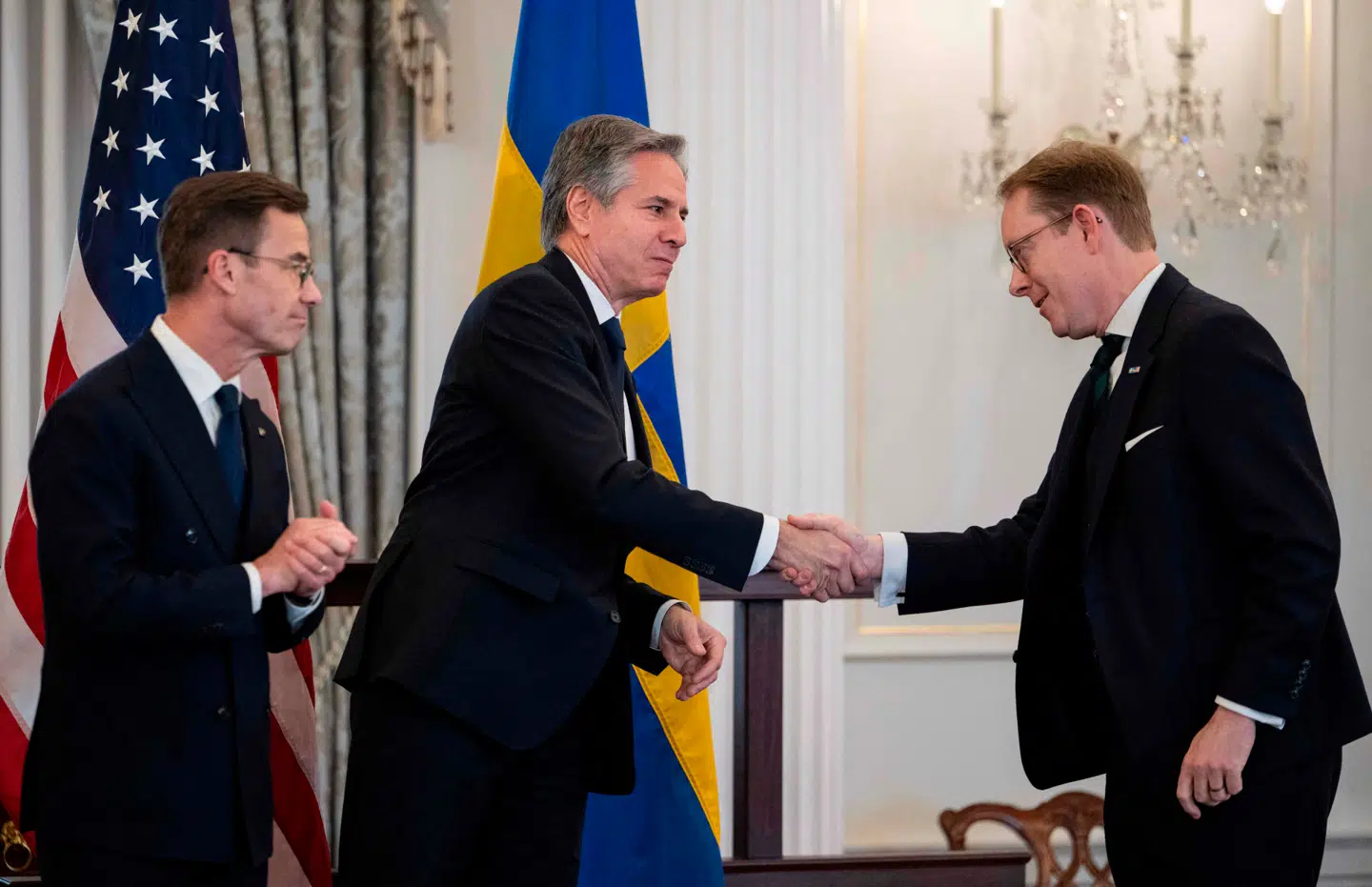Tobias Billström trykker hånd med daværende amerikansk udenrigsminister Antony Blinken, i marts 2024, da Sverige officielt trådte ind i NATO.
