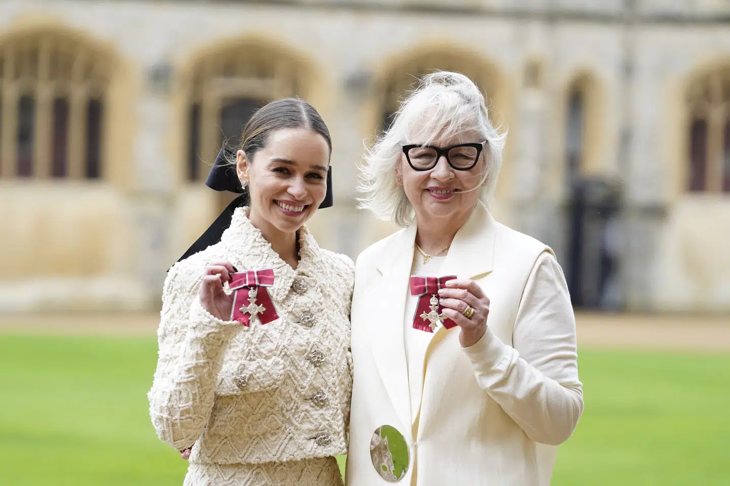 Sammen med sin mor, Jennifer Clarke, har Emilia Clarke (tv.) grundlagt velgørenhedsorganisationen SameYou, der har fokus hjerneskade. For deres arbejde har de modtaget den britiske orden Members of the Order of the British Empire, MBE.