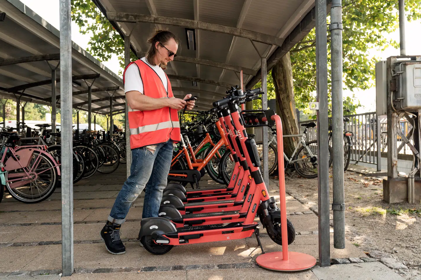 Det svenske selskab Voi, som tidligere har udlejet elløbehjul, vil fra fredag udleje 4.500 elcykler i København.