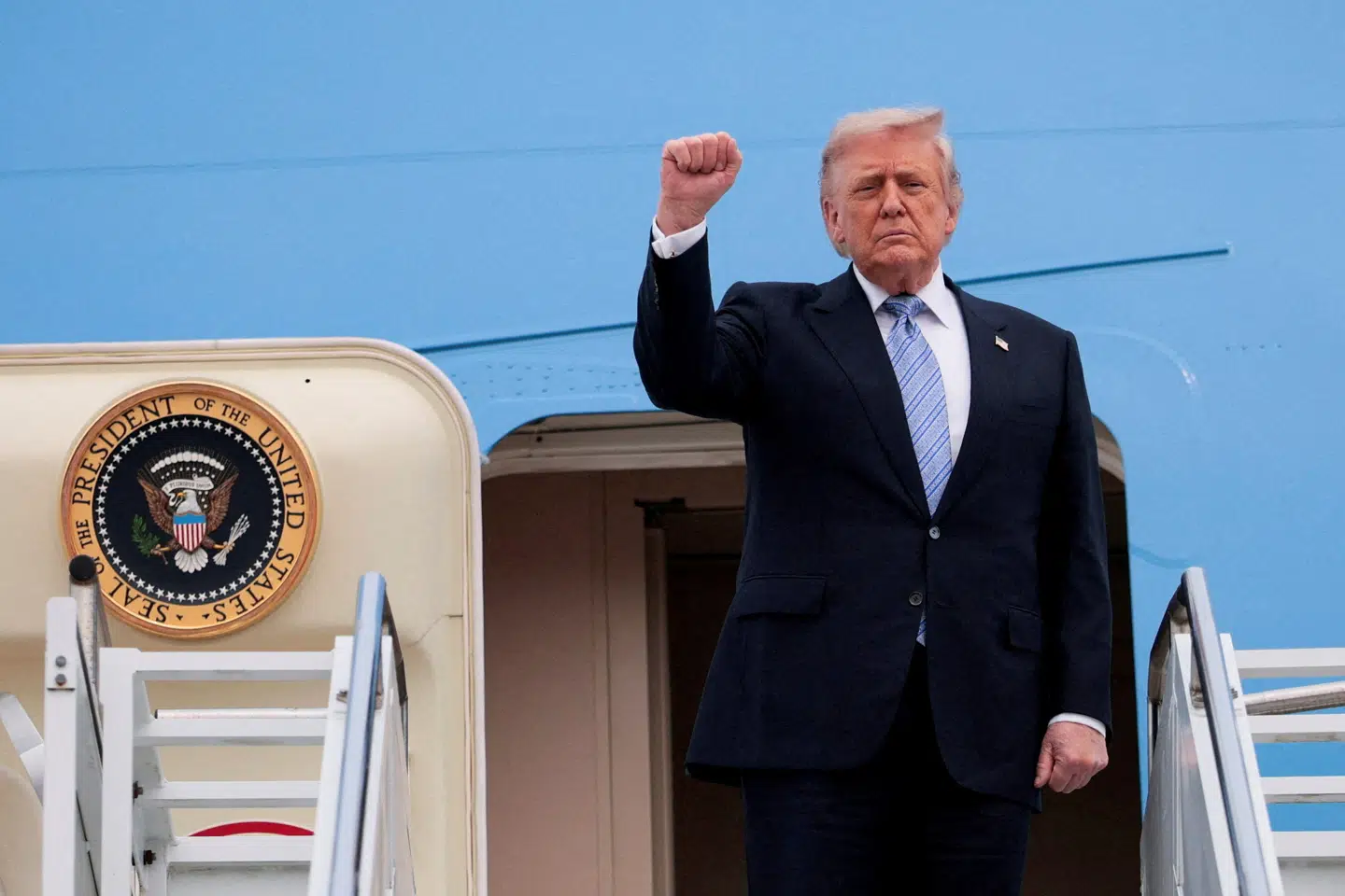 USA's præsident, Donald Trump, er fredag på vej hjem fra Beijing i Air Force One efter at have været på besøg i Beijing i to dage.