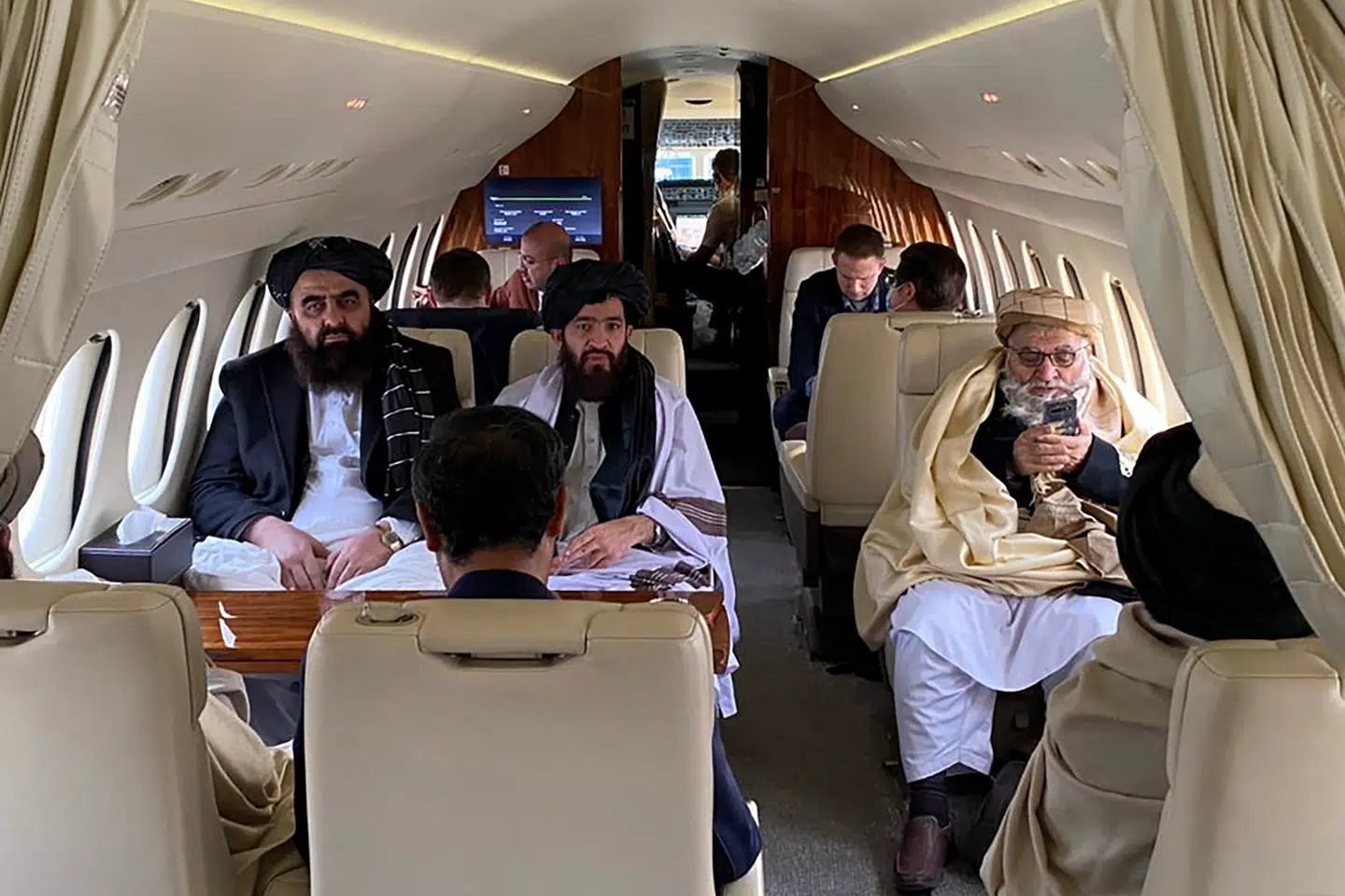 Ifølge europæisk medie bliver det Talebans talsmand for udenrigsministeriet, Abdul Qahar Balkhi, der skal til teknisk møde i Bruxelles. Balkhi ses i midten her på billedet fra 2022.
