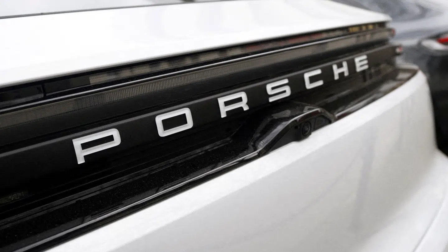 De tre mænd købte biler fra en række luksusmærker, blandt andet Porsche.
