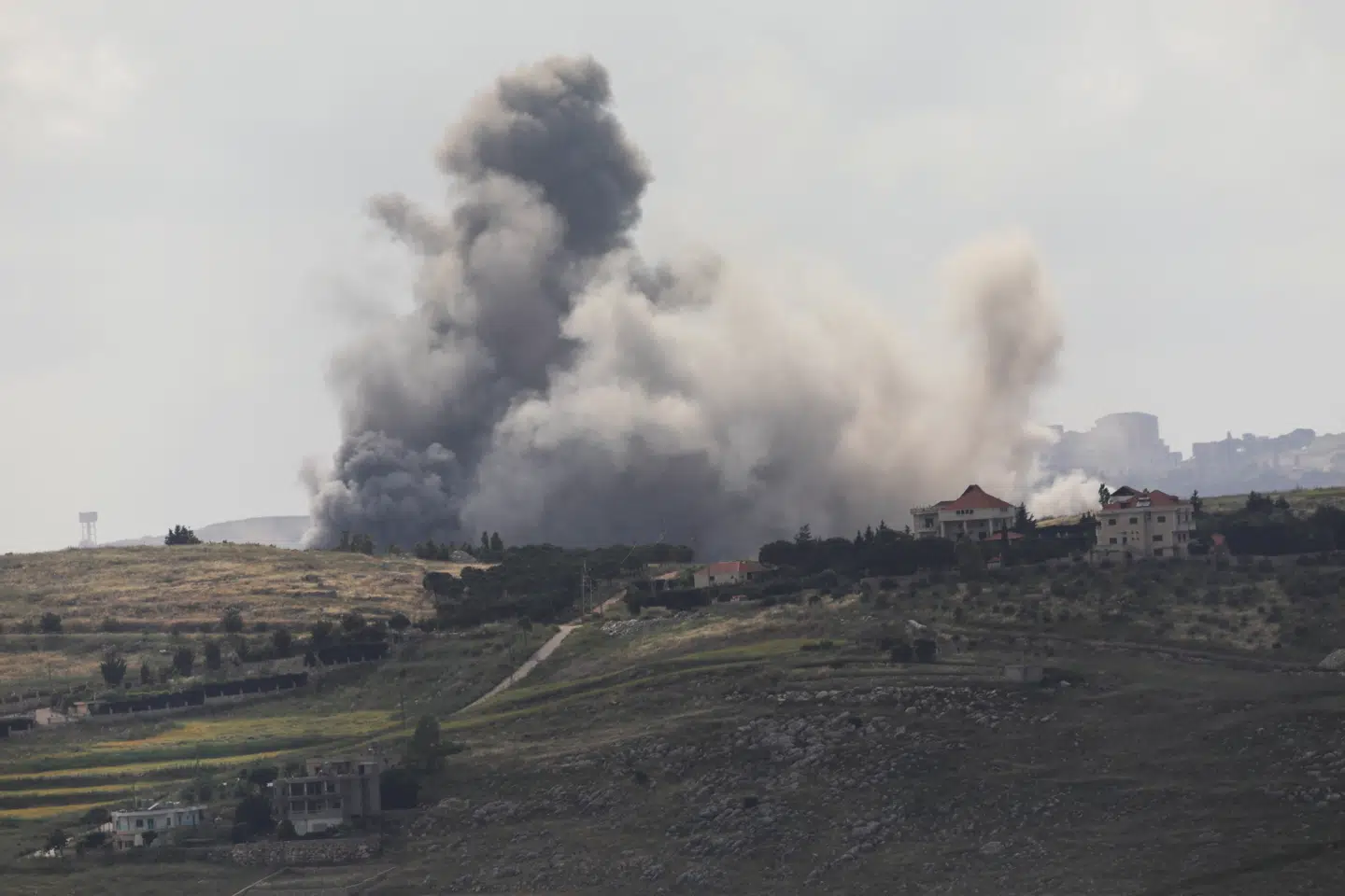 Ifølge libanesiske myndigheder blev mindst seks personer blev dræbt, herunder tre ambulancefolk, i et israelsk bombeangreb i det sydlige Libanon 15. maj.
