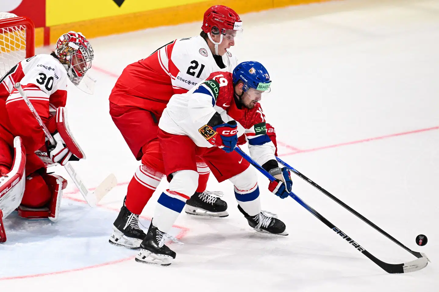 Målmand Mads Søgaard havde en travl aften mod Tjekkiet. Her forsvarer han målet sammen med en anden VM-debutant, Kasper Larsen.