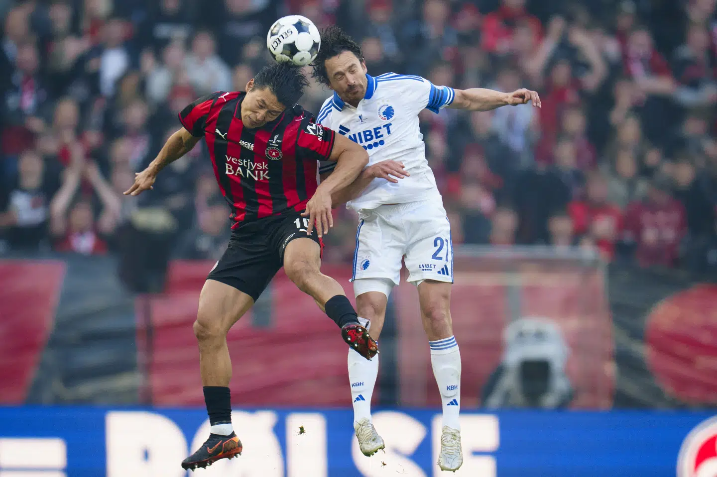 FC Midtjyllands Cho Gue-sung og FC Københavns Thomas Delaney er i hovedstødsduel i torsdagens pokalfinale, som midtjyderne vandt 1-0 efter et mål af Lee Han-beom. (Arkivfoto).