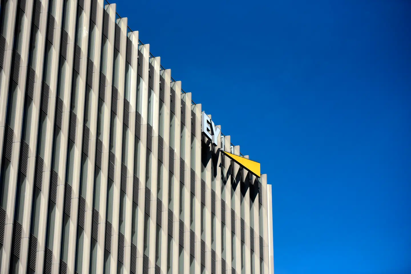 EY havde i 2025 en samlet omsætning på 53,2 milliarder dollar, svarende til over 341 milliarder kroner.