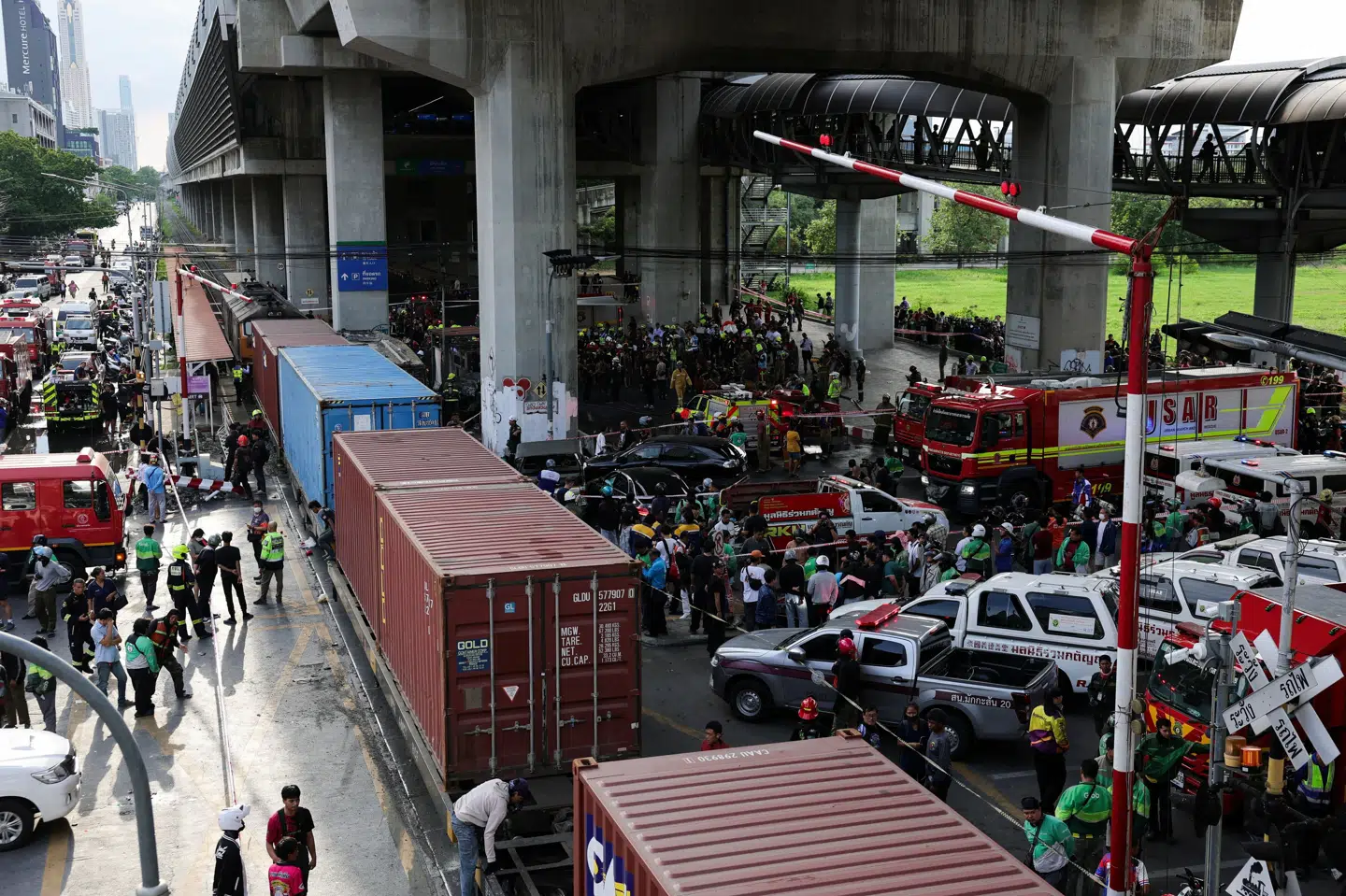Et tog er lørdag kollideret med en bus og flere biler i den thailandske hovedstad, Bangkok.