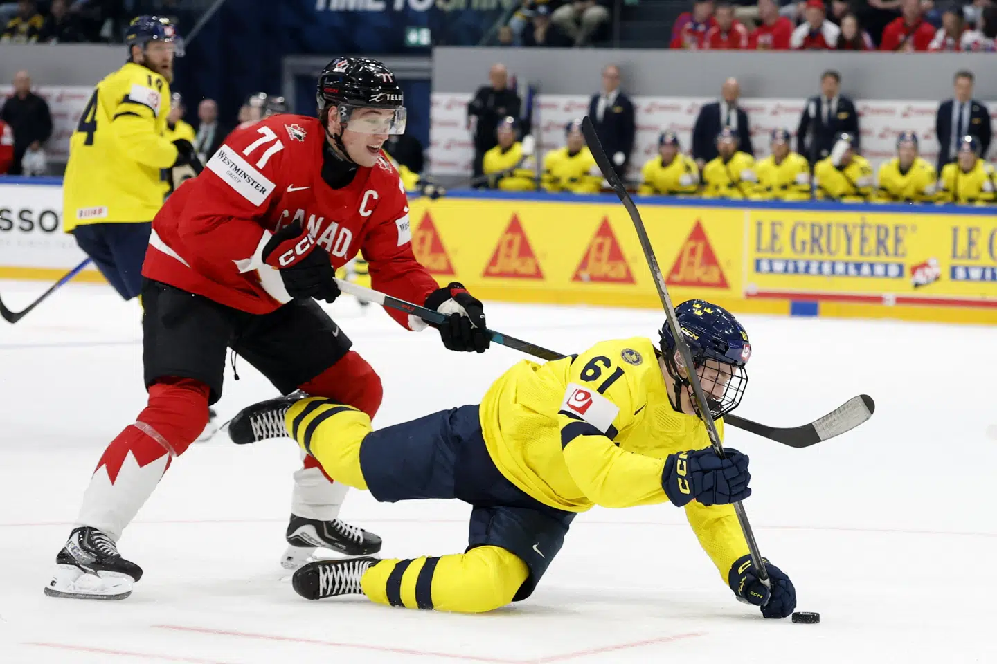 Med sine 18 år 64 dage blev Viggo Björck den yngste VM-spiller i svensk ishockeyhistorie, da Sverige tabte 3-5 til Canada fredag aften. Her duellerede Björck blandt andre med Canadas supertalent Macklin Celebrini.