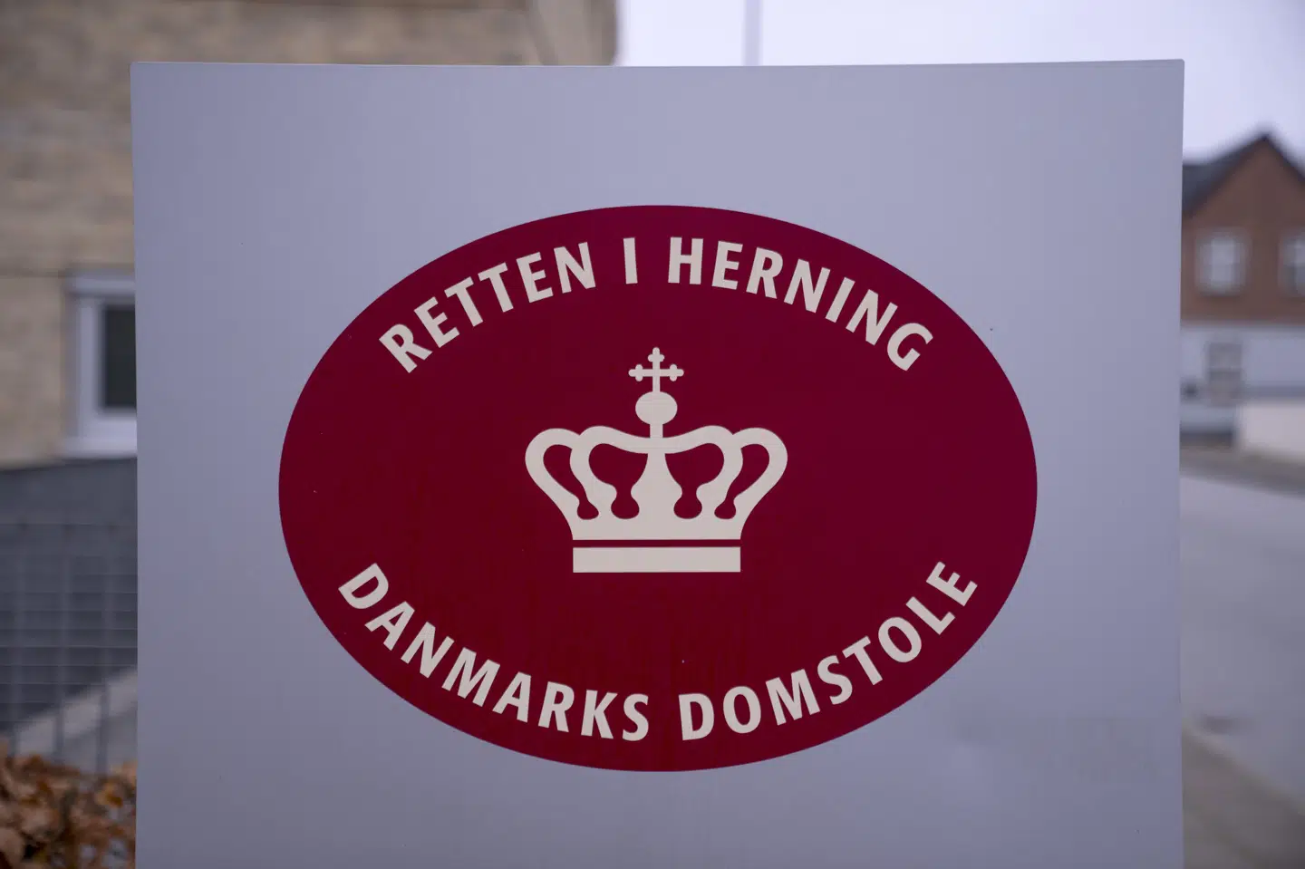 Et bedsteforældrepar er fængslet efter et grundlovsforhør i Retten i Herning, efter at de fredag kørte fra et asylcenter i Holstebro med deres børnebørn i bilen. De nægter sig skyldige i at have forsøgt at bortføre børnene til udlandet. (Arkivfoto).