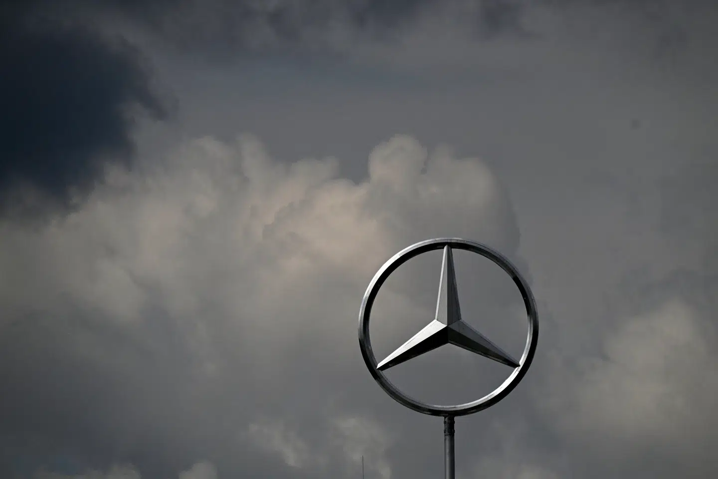 Den tyskebilindustri har haft trange kår de seneste år. Heriblandt Mercedes-Benz. Friedrich Merz har ad flere omgange prøvet , at puste liv i den haltende industri, uden held. Nu ser Tysklands gamle bilfabrikanter mod forsvarsindustrien som en mulig redning.