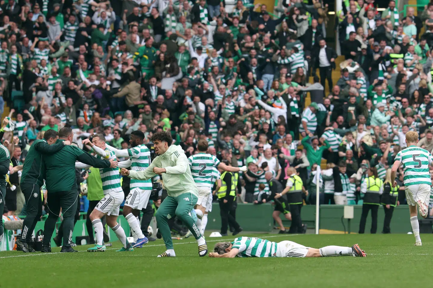 Førerpositionen skiftede hænder i sæsonens allersidste minutter, da Celtic med to sene scoringer vandt 3-1 i mesterskabsduellen mod Hearts.