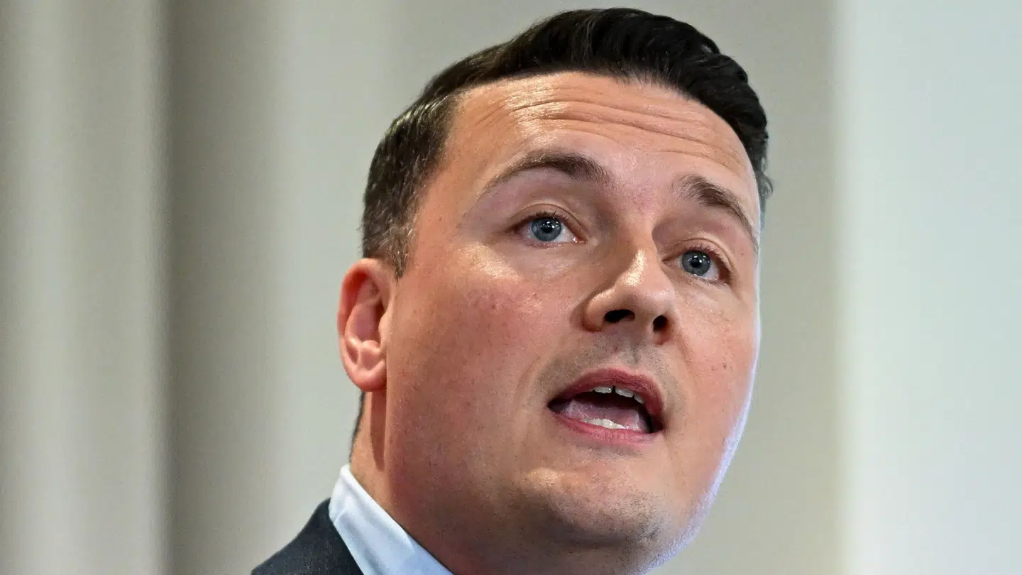 Storbritanniens tidligere sundhedsminister Wes Streeting udfordrer den siddende premierminister, Keir Starmer.