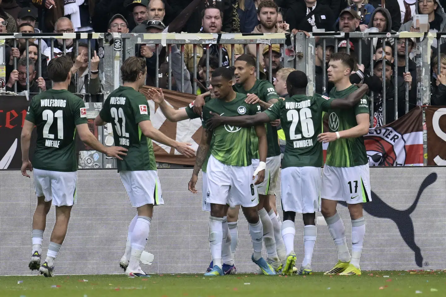 Wolfsburg vandt den direkte nedrykningsduel mod St. Pauli med 3-1 i Hamburg.