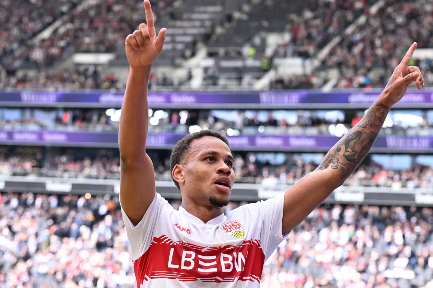 Stuttgarts Nikolas Nartey jubler efter sin scoring til 2-0 mod Frankfurt.