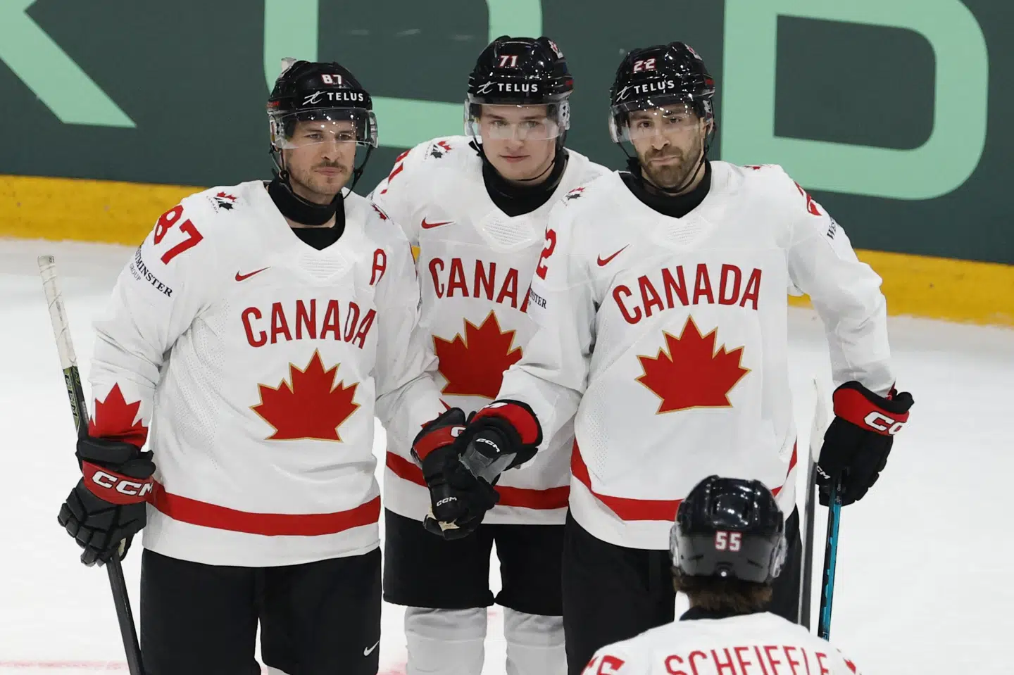 Macklin Celebrini (i midten) leverede to scoringer i Canadas afklapsning af Italien. (Arkivfoto).