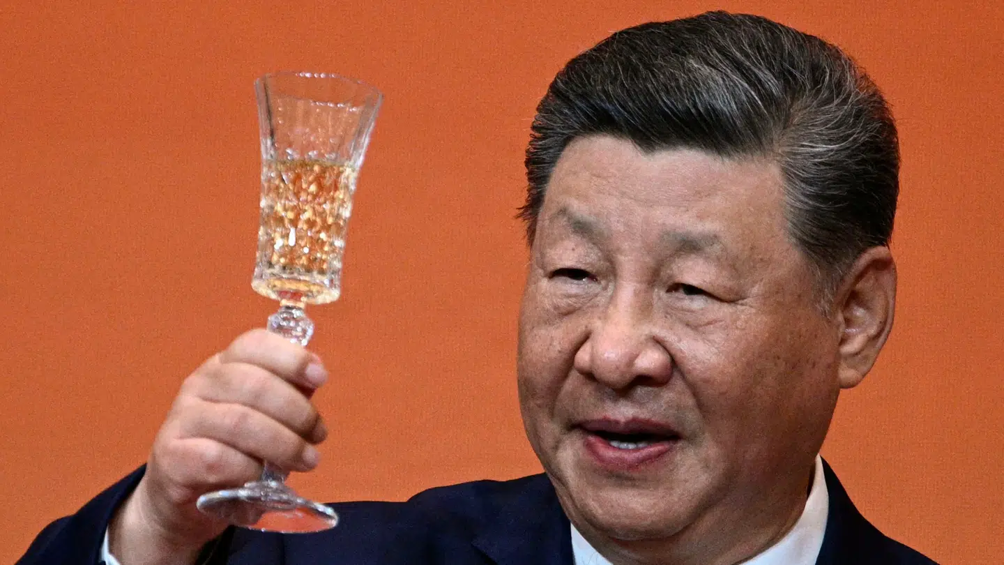 Ikke kun Trump, men også Kinas præsident, Xi Jinping, tager del i skålen med den ukendte væske.