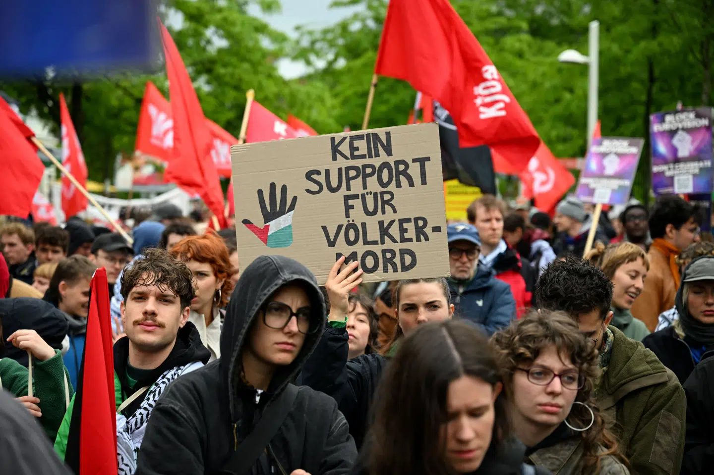 "Kein Support Für Folkermord" - ingen støtte til folkedrab - er budskabet på en af demonstranternes skilte.