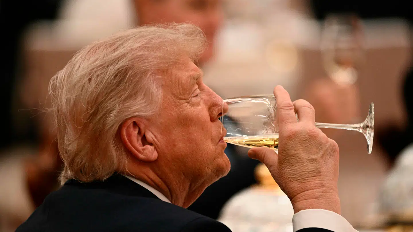 USAs præsident nyder et glas under sit besøg i Kina. Hvad der er i glasset, er det helt store spørgsmål.