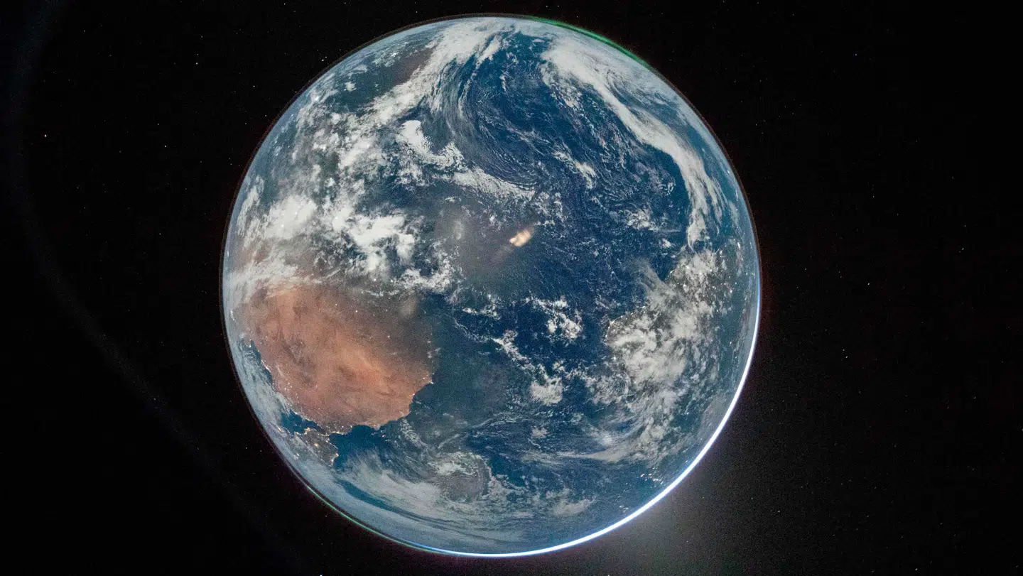 Jorden set fra Artemis II-rumfartøjet under Nasa-missionen rundt om Månen tidligere i år.