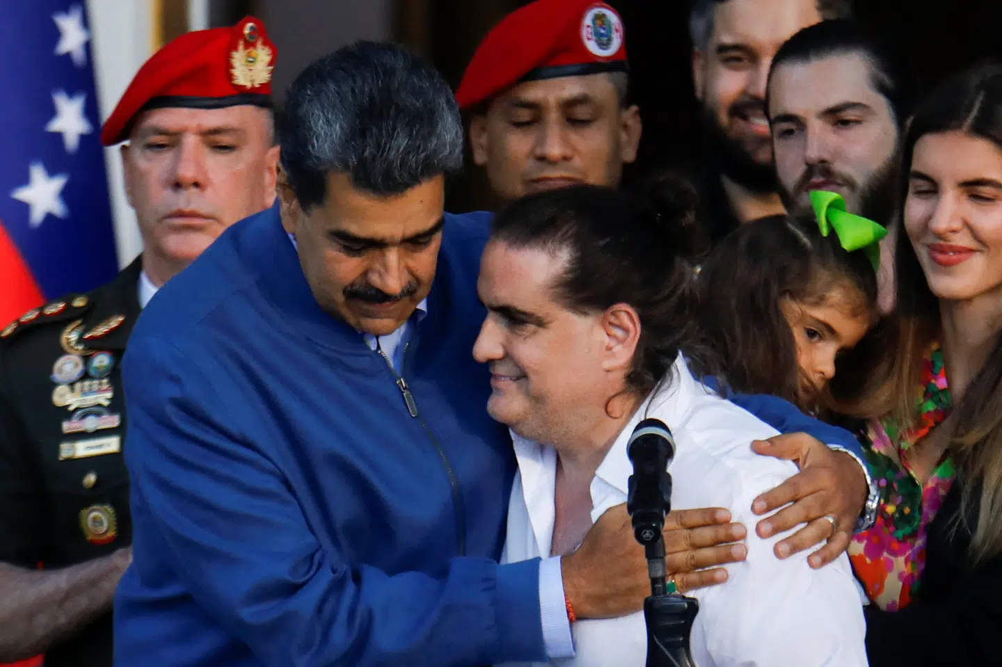 Venezuelas tidligere præsident, Nicols Maduro, omfavner Alex Saab, efter at Saab blev løsladt fra fængsel i USA i 2023. Nu er Saab endnu en gang blevet udvist til USA. (Arkivfoto).
