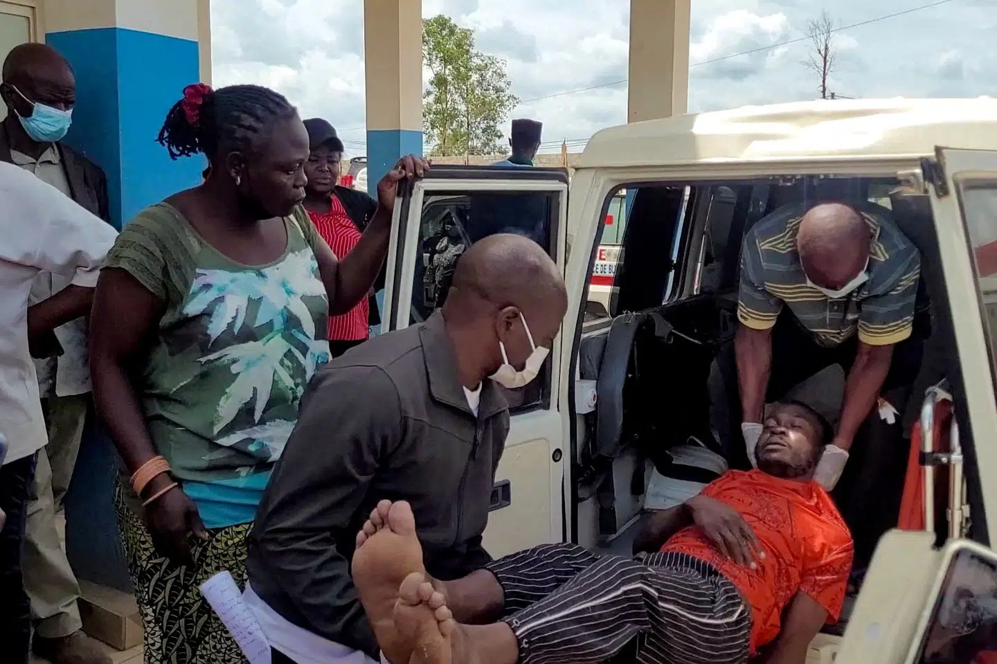 En mand ankommer lørdag i ambulance til et hospital i Bunia i provinsen Ituri, hvor der er et bekræftet udbrud af ebola-varianten Bundibugyo. (Arkivfoto).
