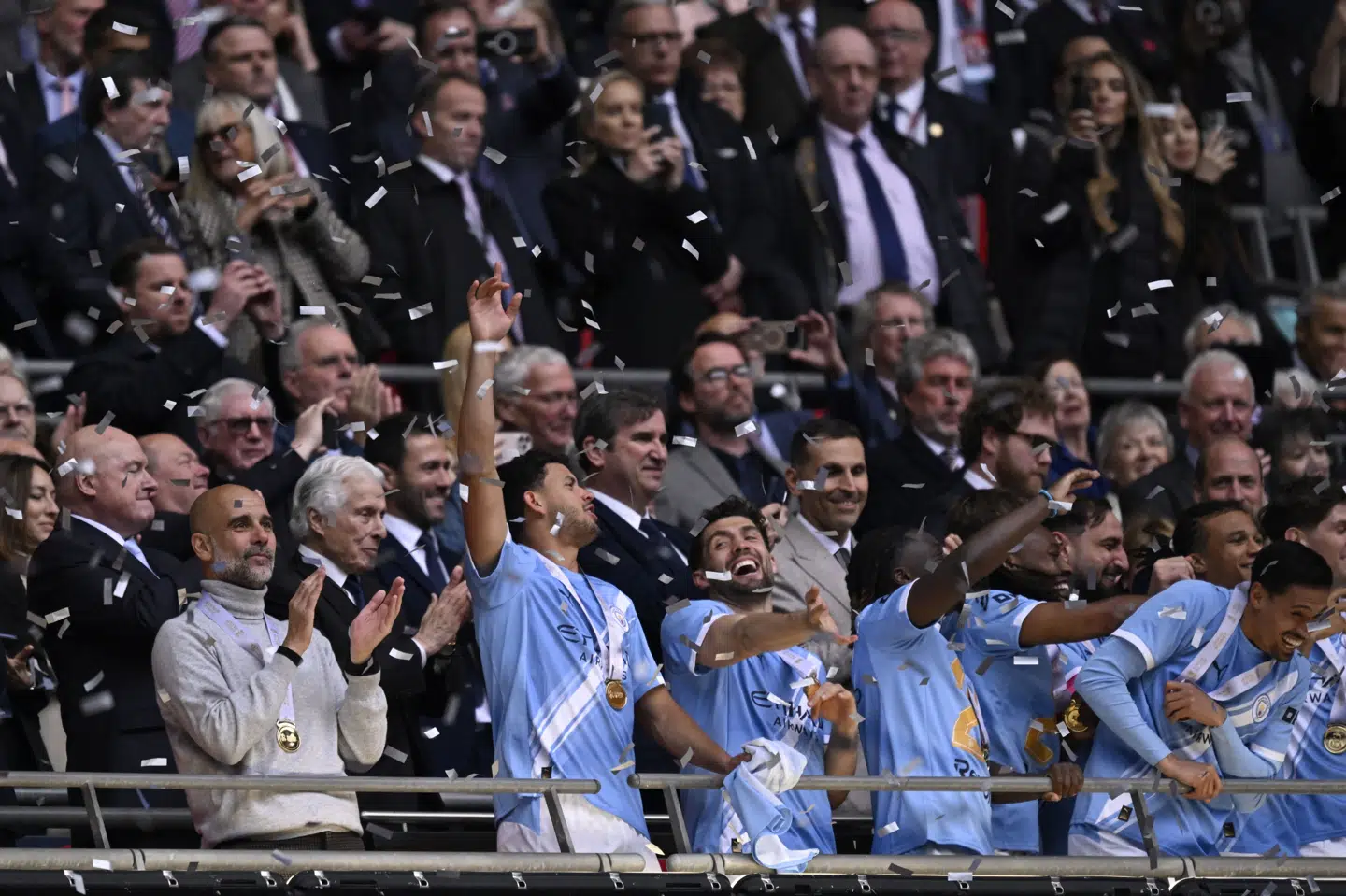 Manchester City har stadig en teoretisk chance for at vinde Premier League. De ligger to point efter førerholdet Arsenal med to runder igen. Lørdag vandt City FA Cuppen.