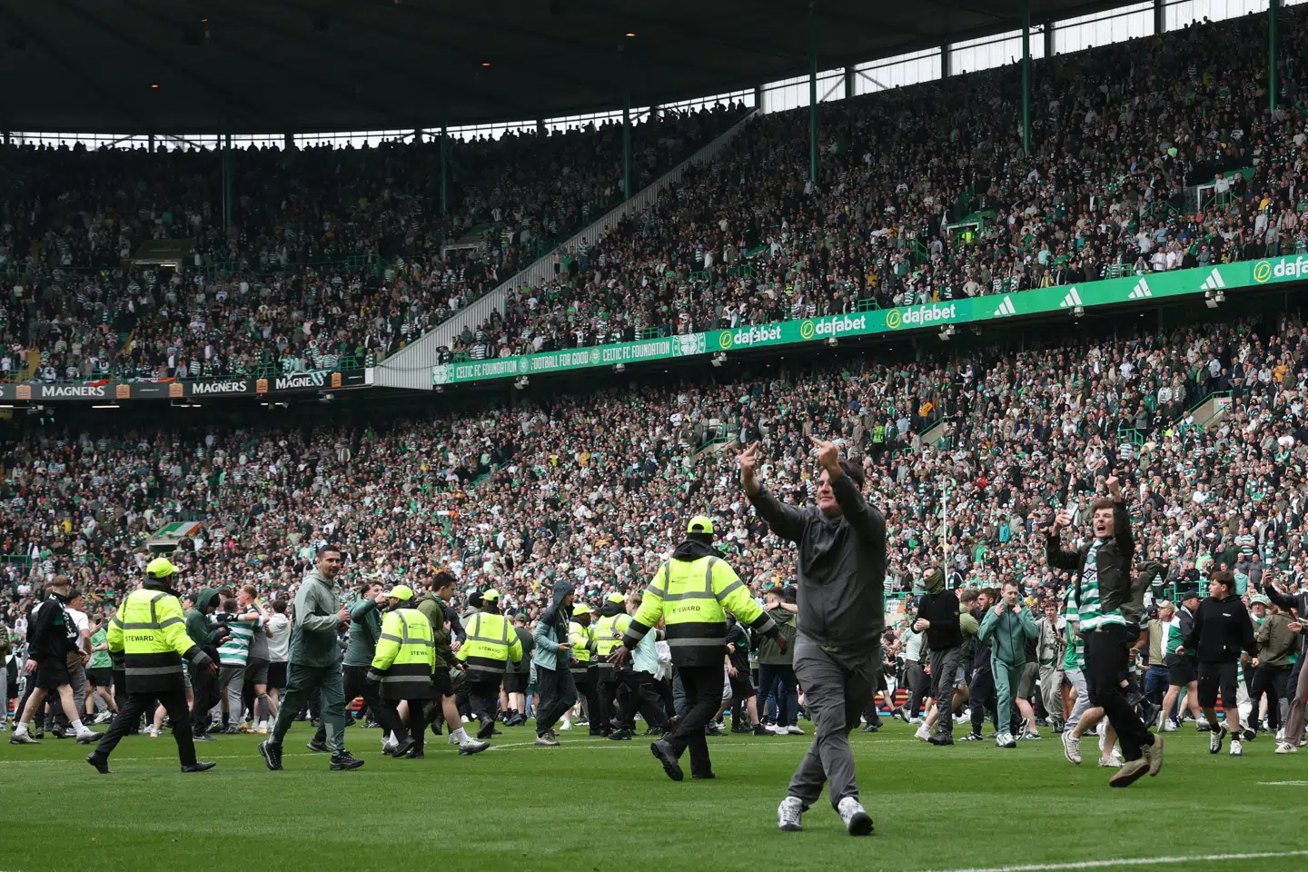 Celtics fans invaderede banen, efter at de lørdag vandt 3-1 over Hearts og sikrede sig det skotske mesterskab.