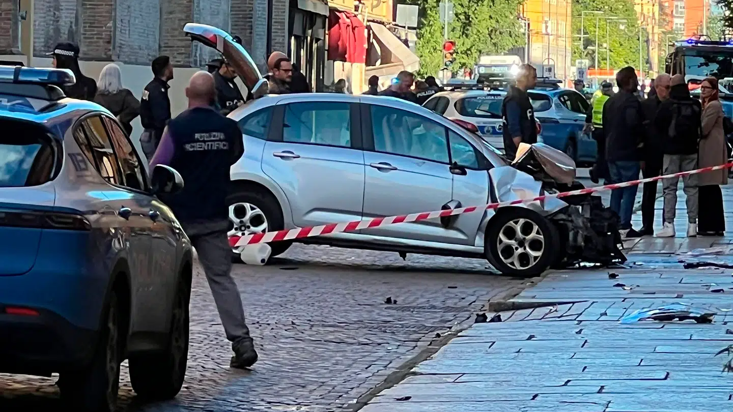 Lørdag kørte en bil med høj fart ind i en menneskemængde i den italienske by Modena.